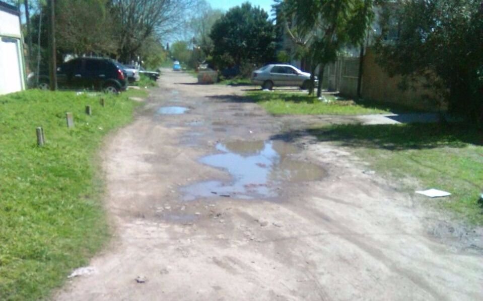 Vecinos preocupados por el estado de una calle en barrio Aeropuerto