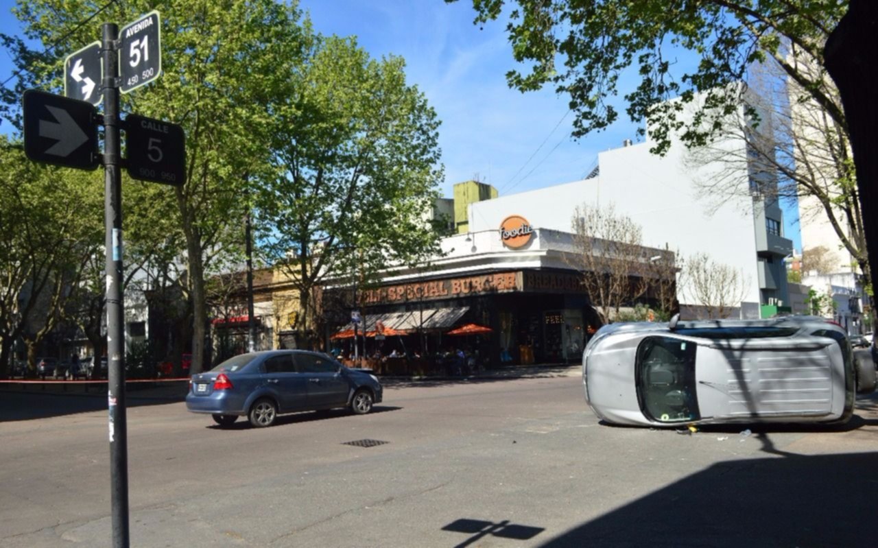 Choque y vuelco en pleno centro de la Ciudad