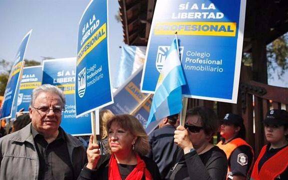 Dueños de inmobiliarias se manifestaron en Olivos en rechazo a la ley de alquileres