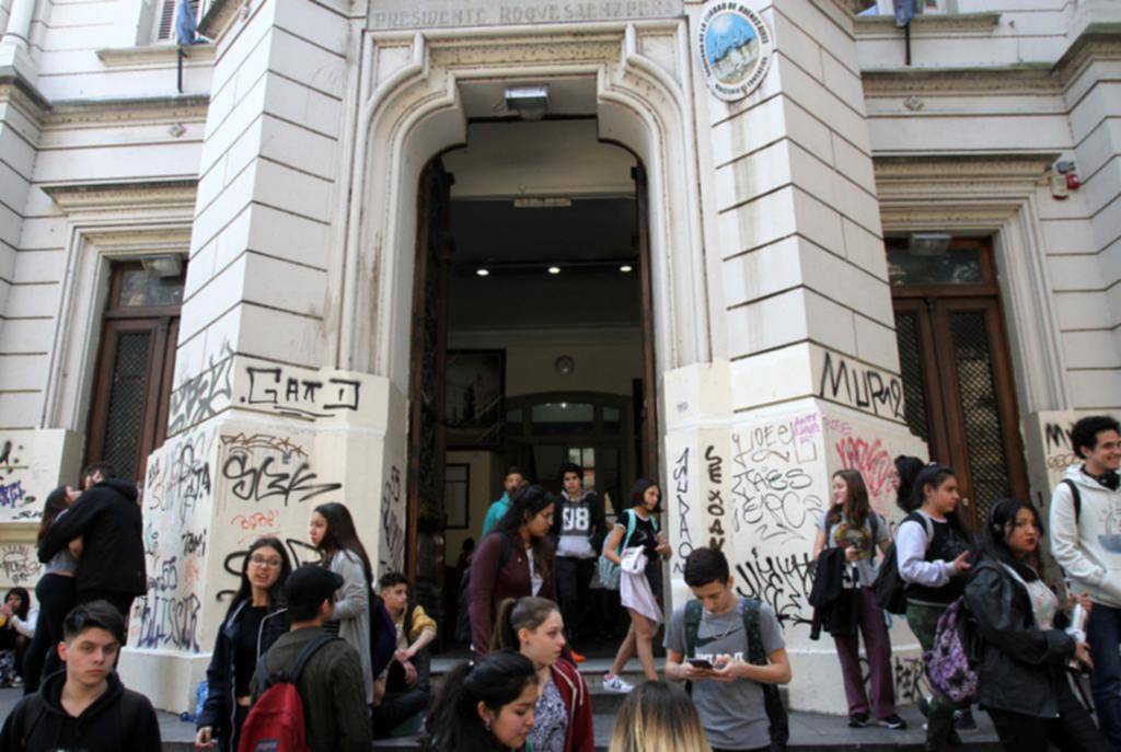 Empiezan a levantar toma de colegios porteños; advertencia de un fiscal a los padres