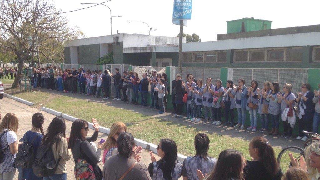 Abrazo simbólico en la Primaria 16 del barrio El Dique de Ensenada