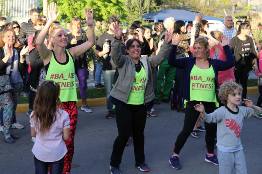 Los vecinos salieron a festejar los 90 años del Centro de Fomento de Hernández