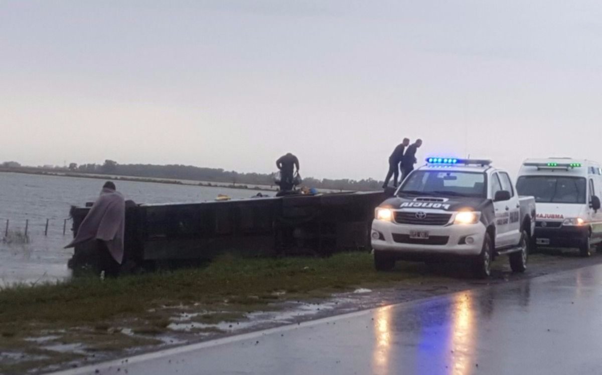  Volcó un micro con pasajeros a bordo  en un campo inundado de Carlos Casares