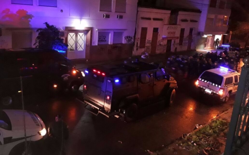 Policía Federal y Gendarmería montaron un operativo en 44 entre 4 y 5 y allanaron la sede de la UOCRA