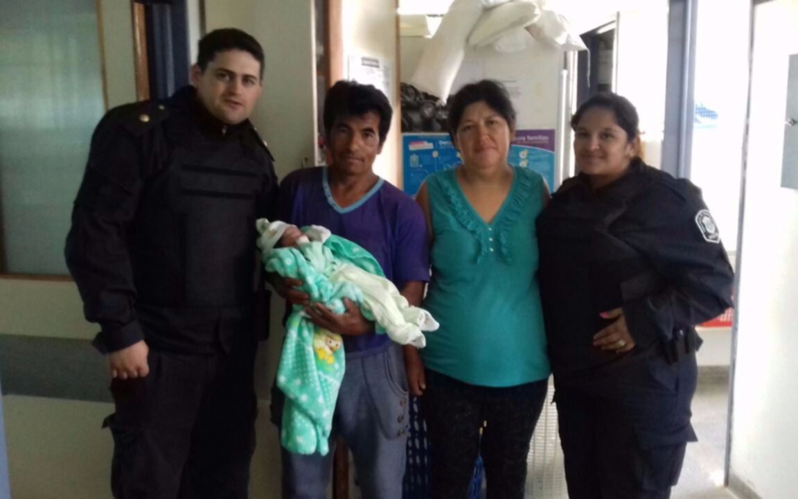 Policías platenses ayudaron a dar a luz a una mamá camino al hospital