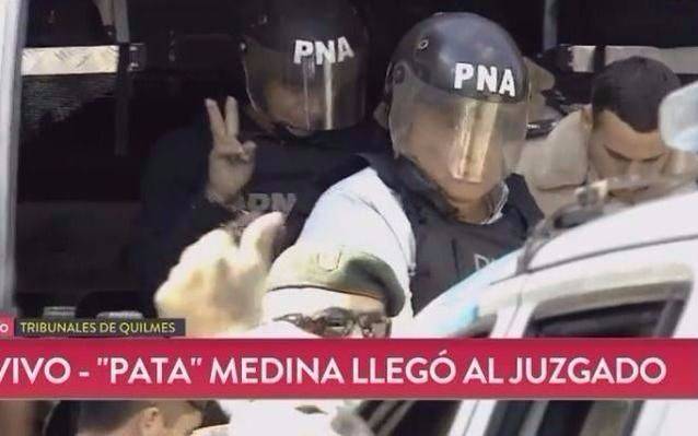 El "Pata" Medina, esposado, con chaleco antibalas y casco, ya está en Tribunales