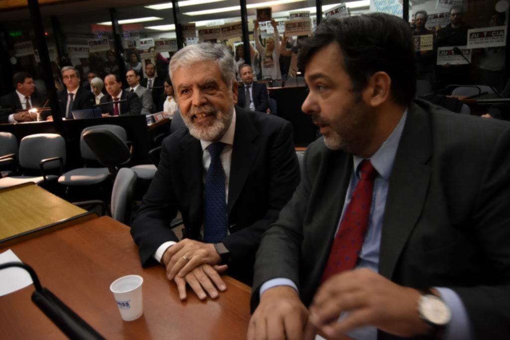 El ex ministro De Vido, lejos de los familiares en la primera audiencia
