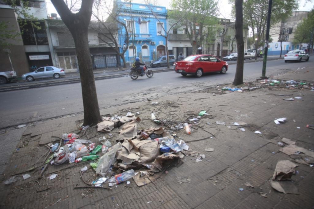 Como en el día después de un campo de batalla, suciedad y destrozos en 44, 4 y 5