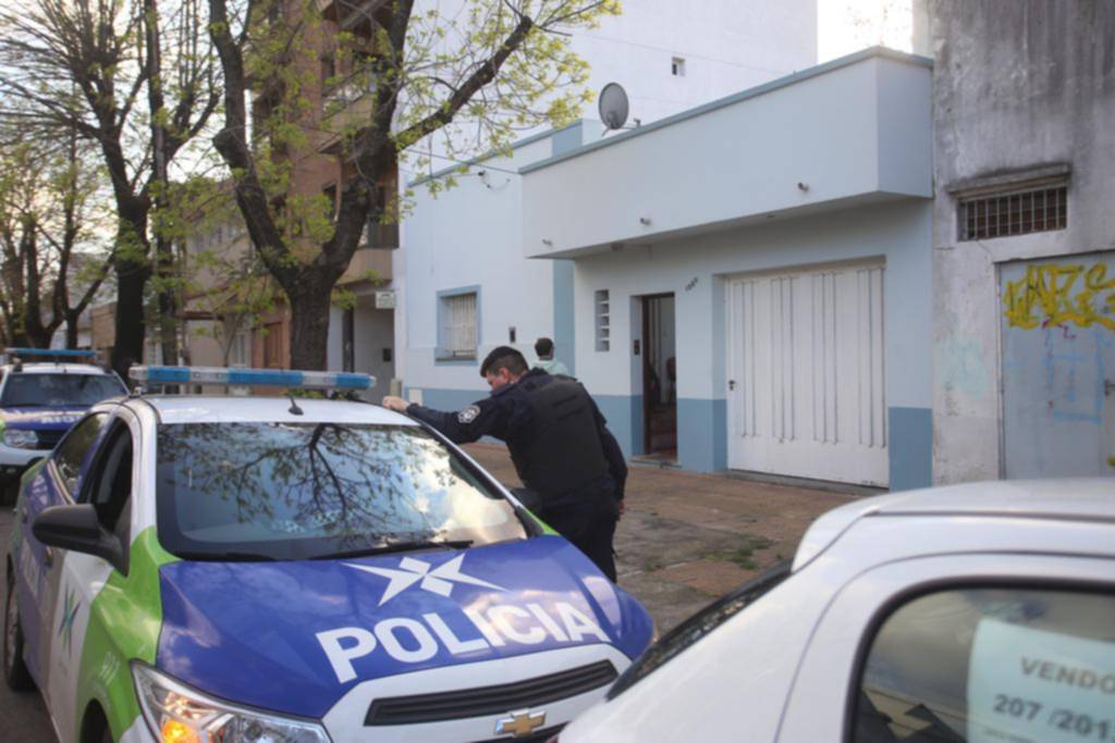 Tres delincuentes que llegaron por los techos maniataron a un jubilado