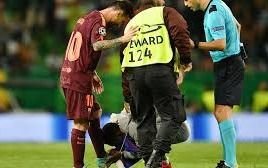 Un fanático entró a la cancha para besarle los pies a Messi