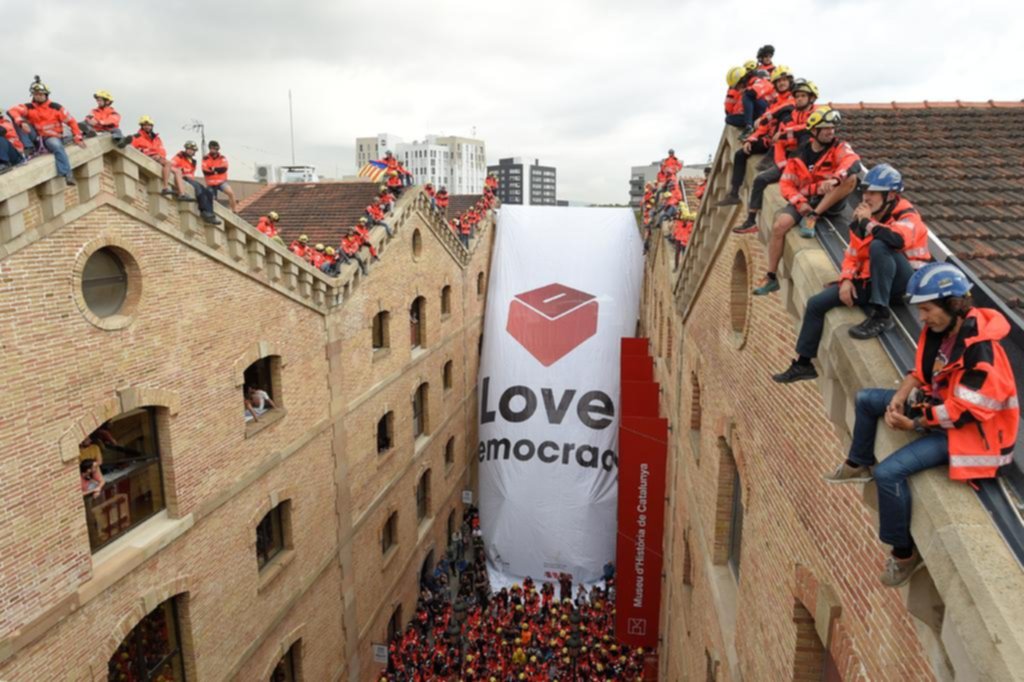 España exige al líder catalán que frene el referendo independentista