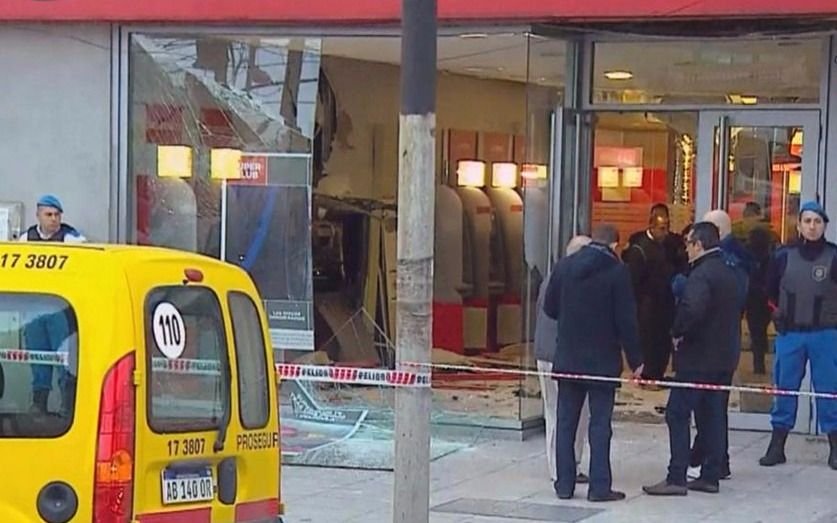 Hicieron explotar un cajero automático para robar el dinero