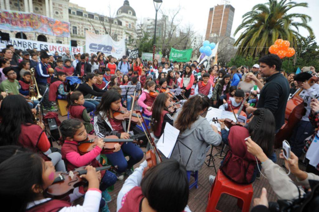Movilización y actividades artisticas contra el hambre