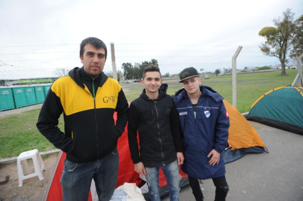 Los primeros de la fila, expectantes
