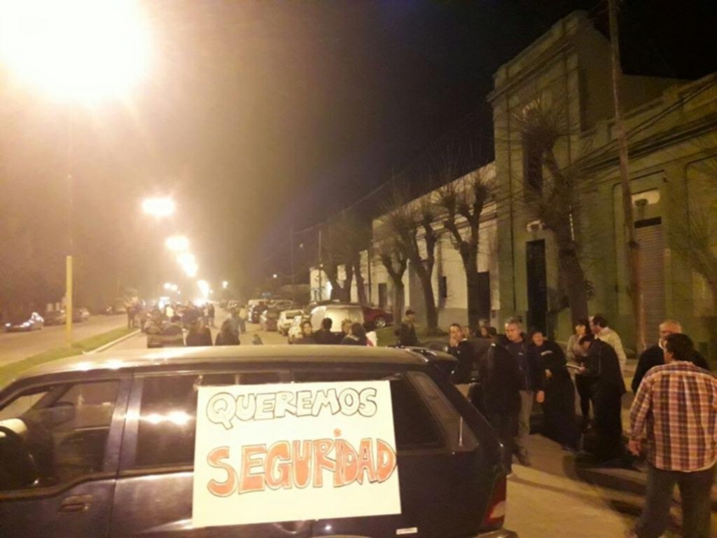 Vecinos de Abasto se movilizaron a la comisaría por la inseguridad