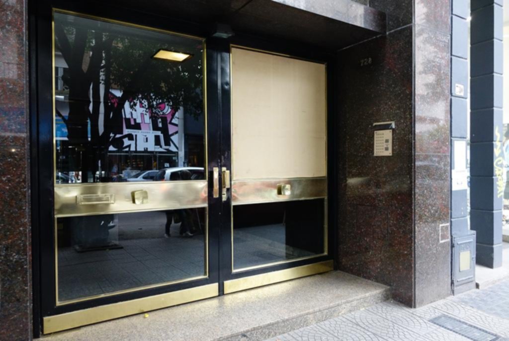 Destrozaron vidrios de un edificio donde hay policías
