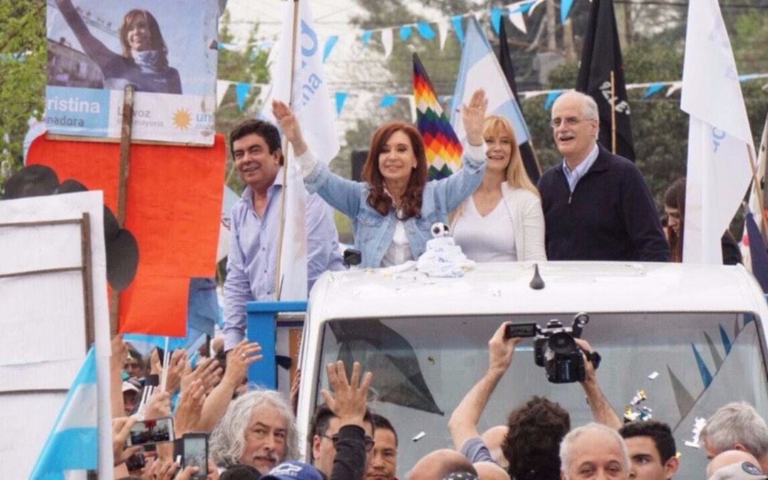 Con la marcha peronista de fondo, CFK recorrió las calles de González Catán