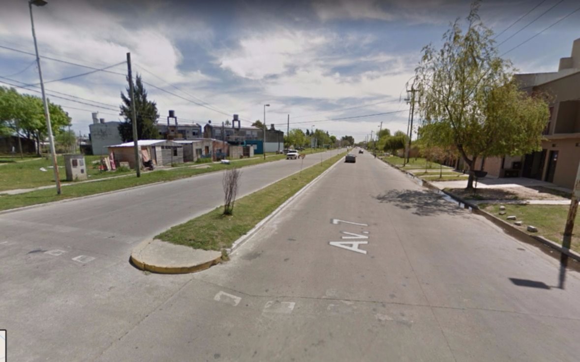 Vecinos alertan por menores que arrojan piedras a los autos en Villa Castells