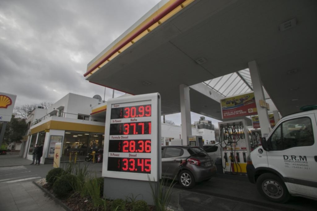 En medio del cimbronazo de la economía, la nafta vuelve a subir: la tercera vez en un mes
