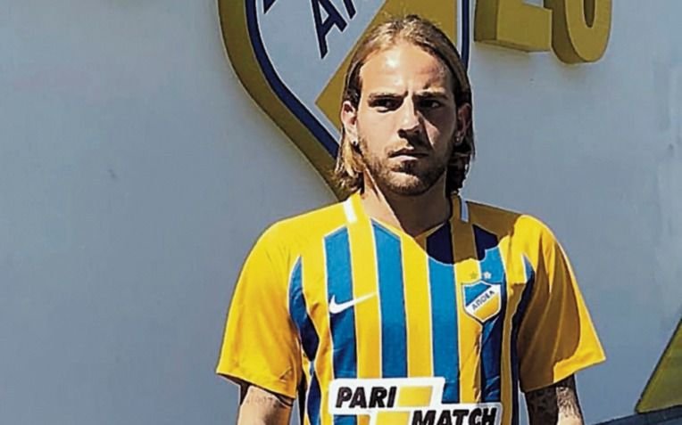Cascini fue presentado oficialmente en el APOEL de Chipre