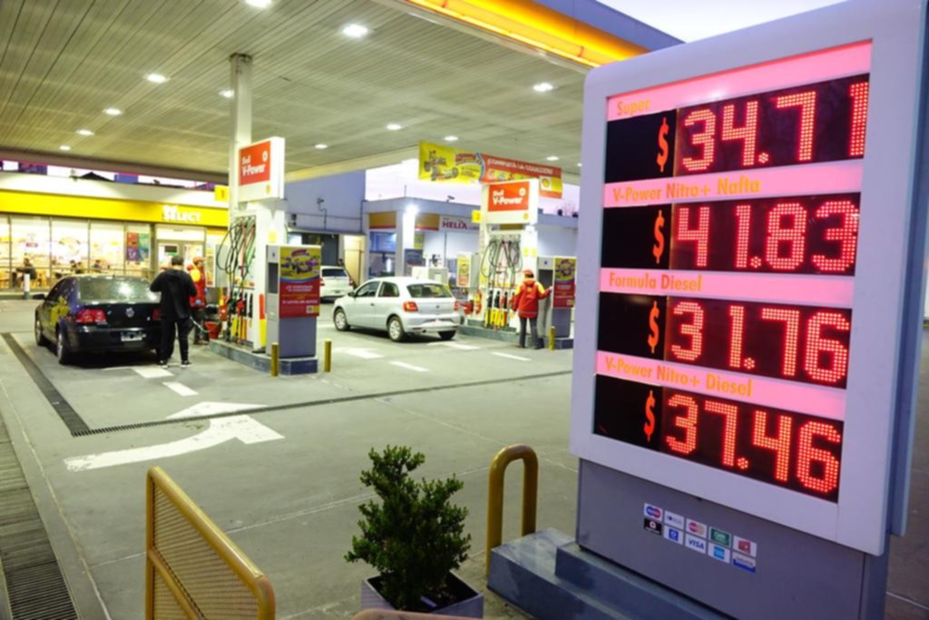 Más presión a la inflación: los combustibles subieron hasta 12%
