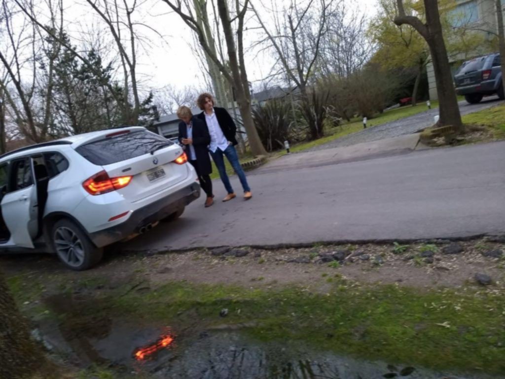Escaparon “a fondo” por el Centenario en un auto importado y cayeron en el country