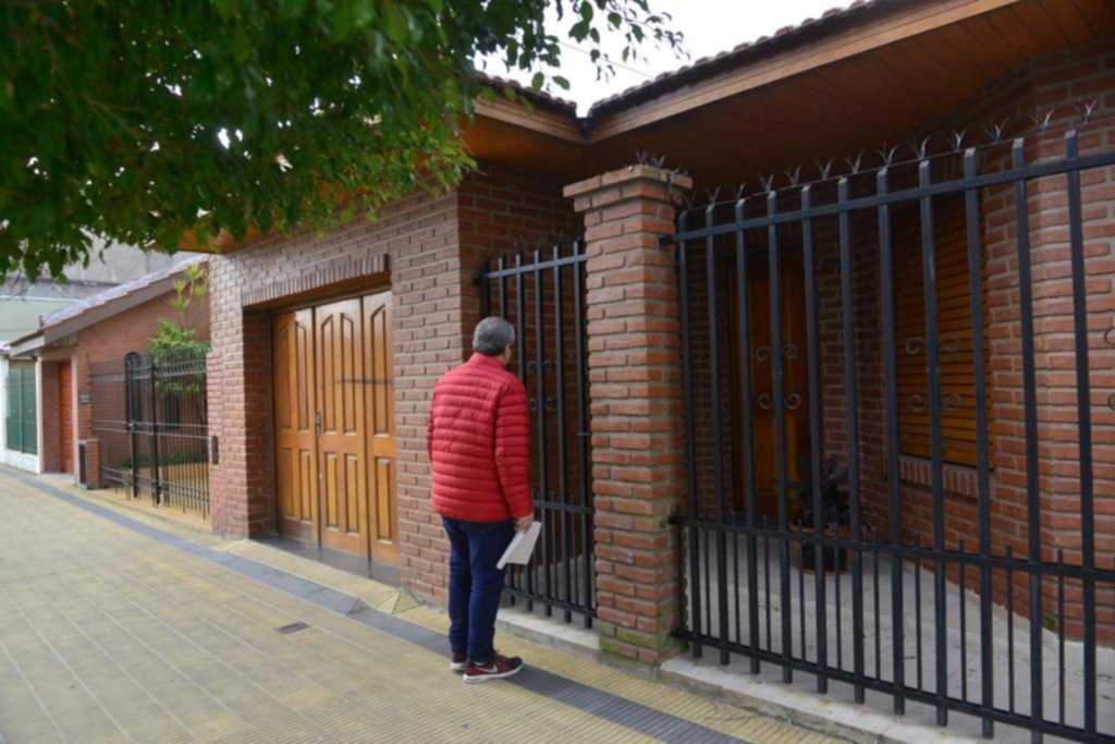 Una jubilada evitó que un ladrón entre en su chalet, pero fue herida con un ladrillo