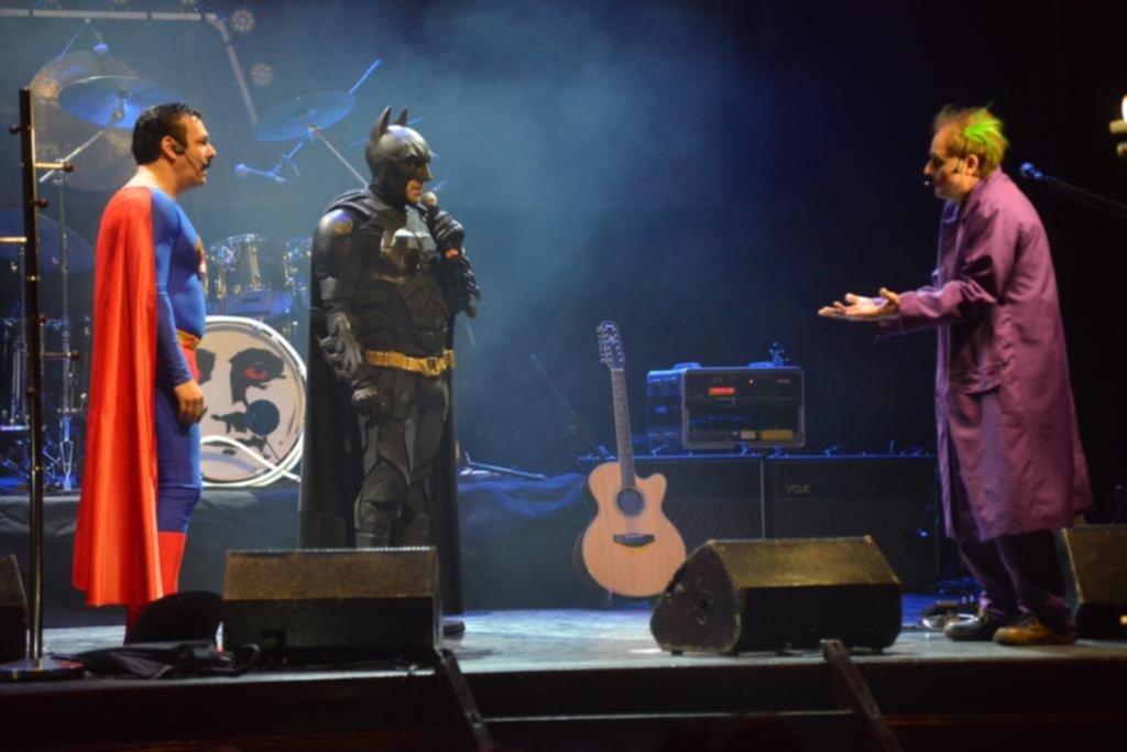 El Batman solidario y Superman dijeron presente en el show de Dr. Queen y fueron ovacionados