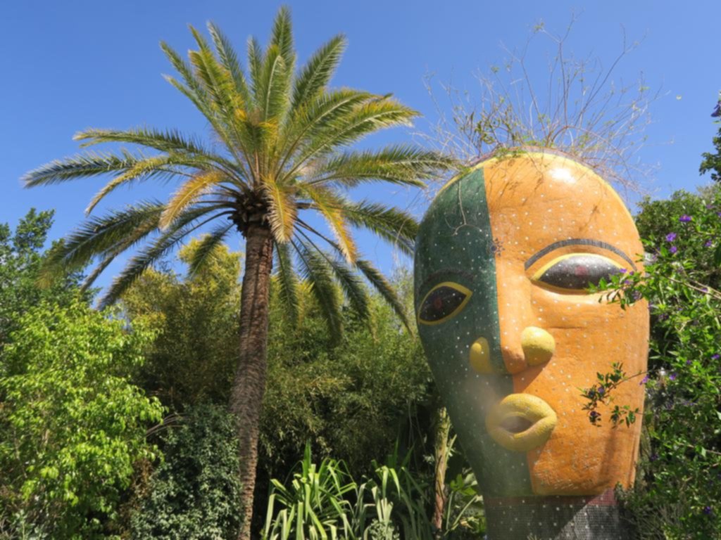 Jardines donde plantas exóticas crecen junto a las obras de arte
