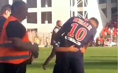 El gran gesto de Neymar con un niño, que emociona a todos