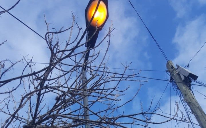 Quejas vecinales por luminarias encendidas en pleno centro