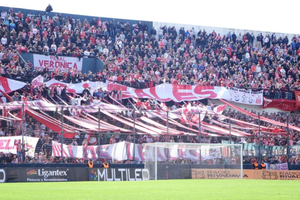 Los hinchas apoyaron al equipo, en la tarde del regreso del público visitante a Quilmes