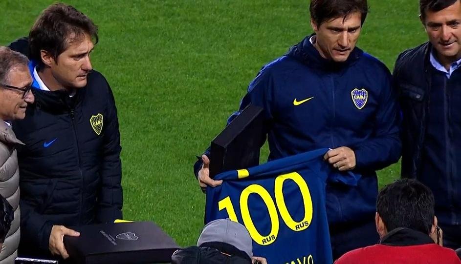 Para Guillermo, fue el partido número 100 como técnico boquense, y la nota en la previa la dio Maradona, porque faltó al homenaje previsto