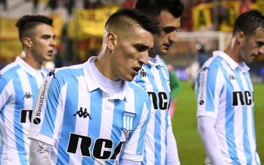 Centurión la sigue pasando mal, fue al banco y lo silban sus propios hinchas