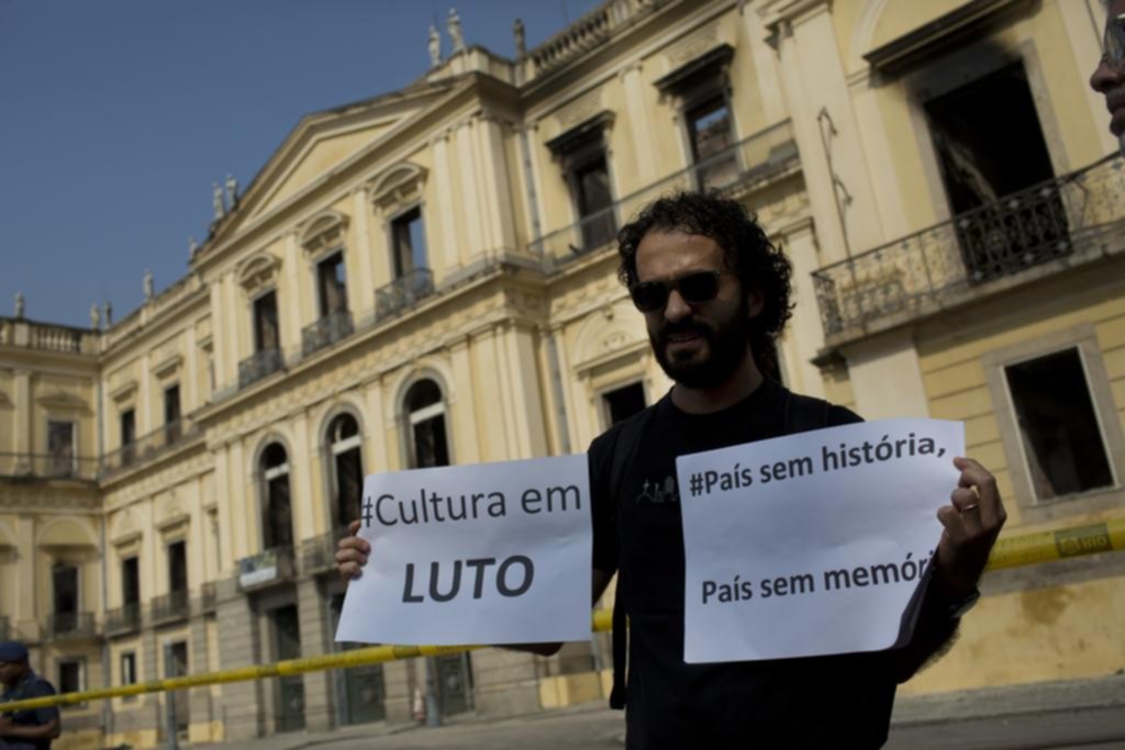 Tristeza tras el incendio que arrasó el Museo Nacional de Río de Janeiro