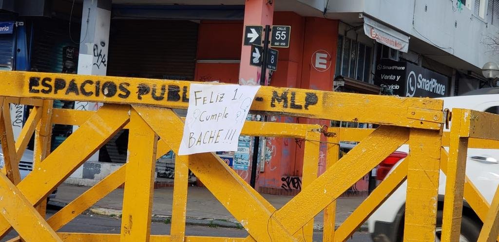 Cumple bache, el recordatorio de los vecinos de 8 y 55