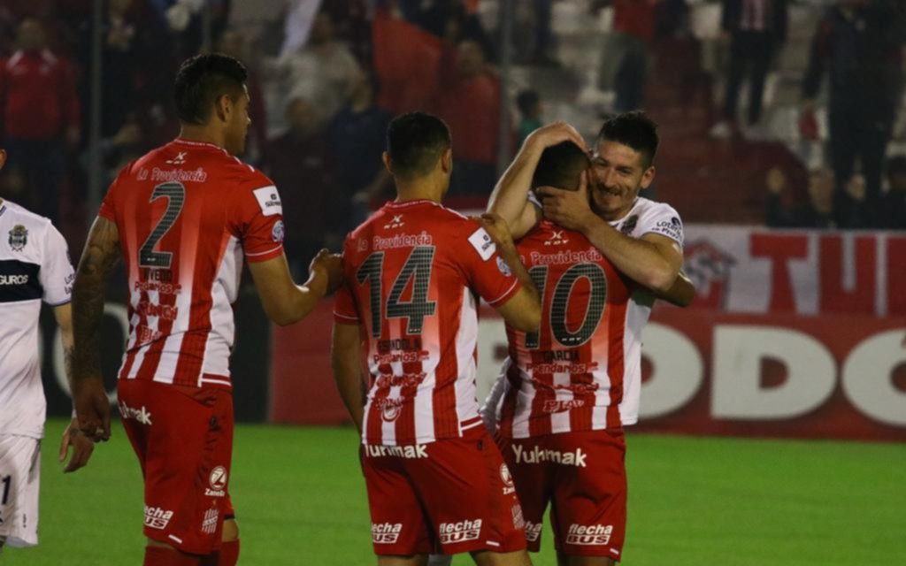 Caras conocidas y abrazos en la previa
