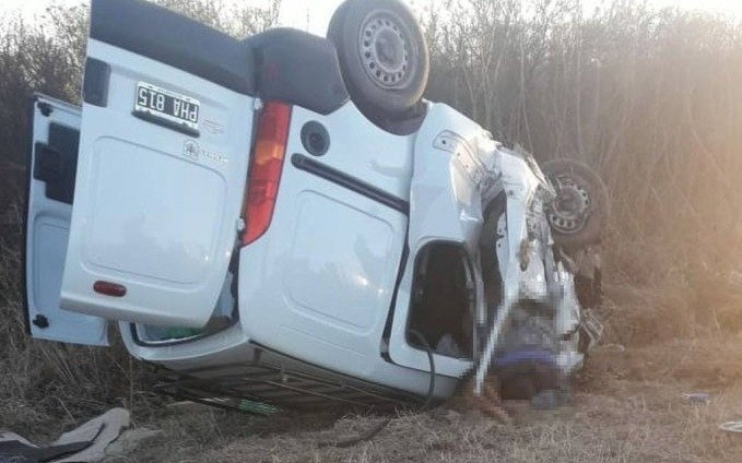 Mueren cinco policías y tres civiles al chocar un auto y una camioneta en Salta