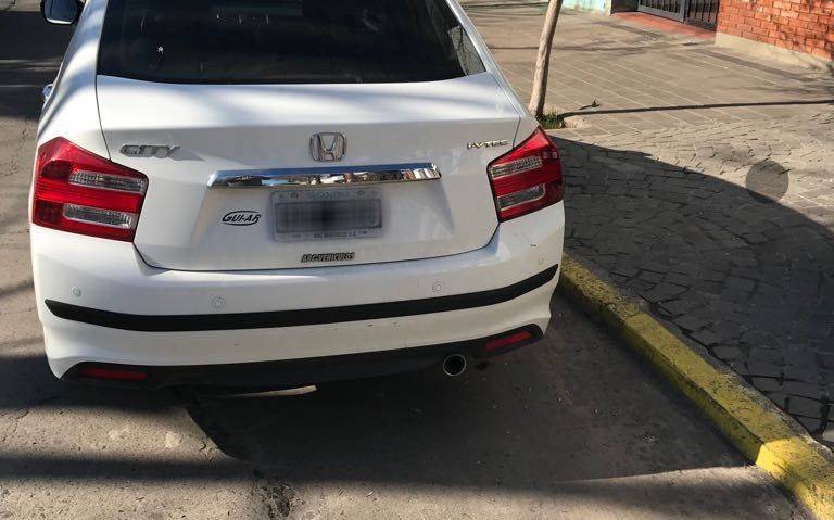 Frentista desesperado en La Loma: le estacionaron un auto a la salida del garaje