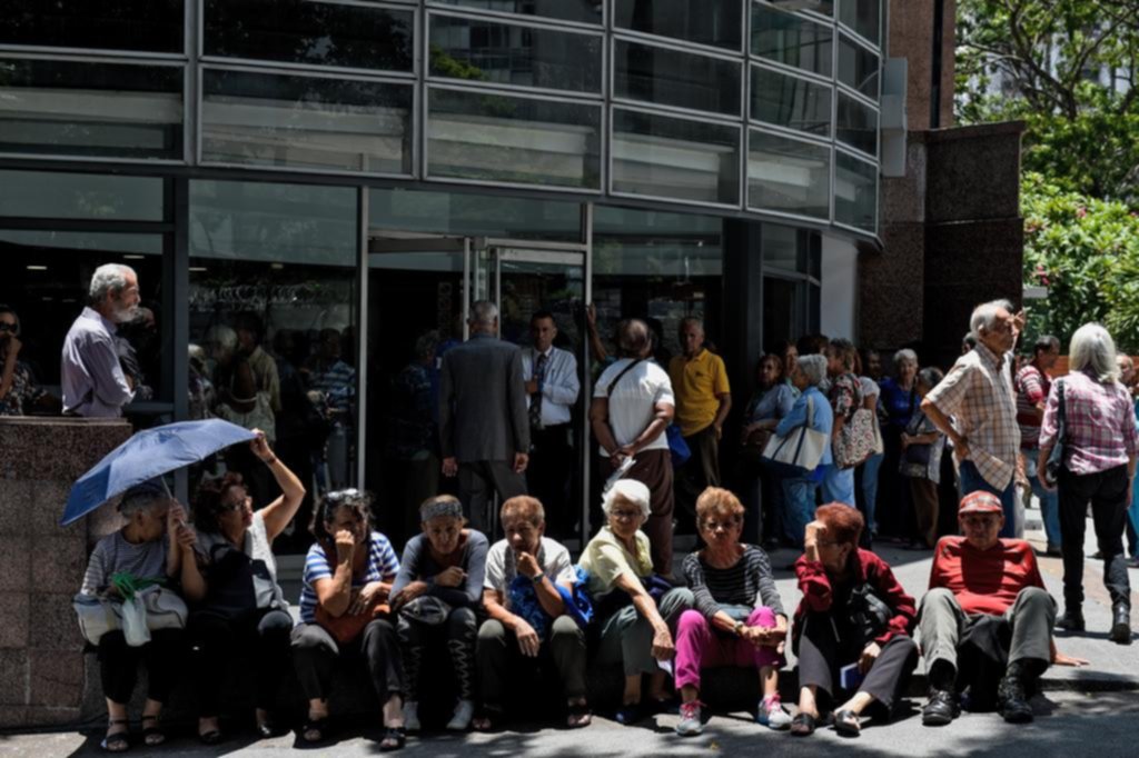 Los venezolanos hacen interminables filas para cobrar la jubilación y cargar nafta