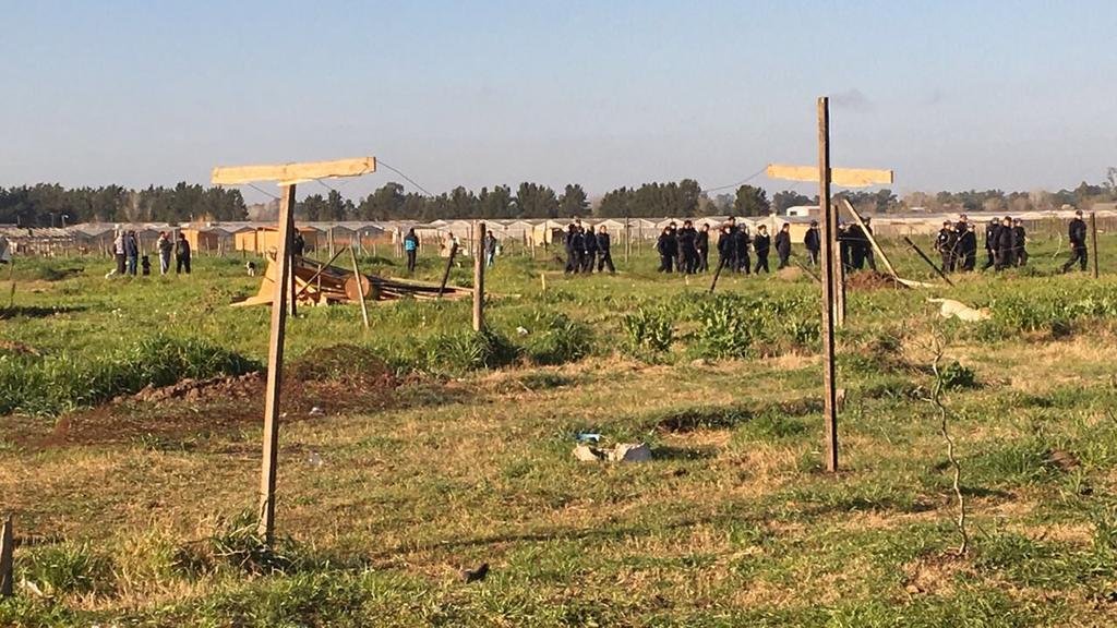 Con topadoras y sin incidentes, desalojaron las tierras ocupadas en el predio “Nuevo Abasto”