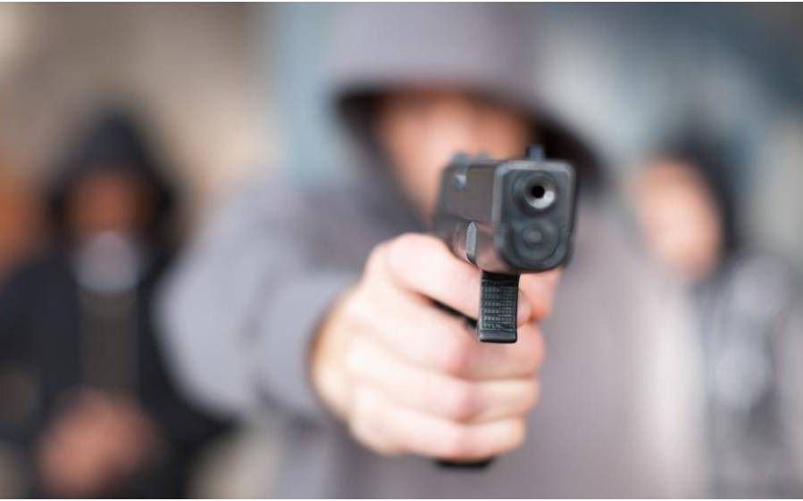 Una mujer fue a hacer compras y ladrones sorprendieron a sus hijos de 15 y 12 años