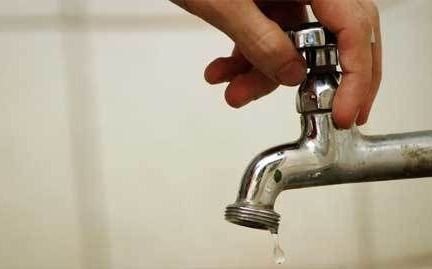 Aysa anunció baja presión o falta de agua en Quilmes
