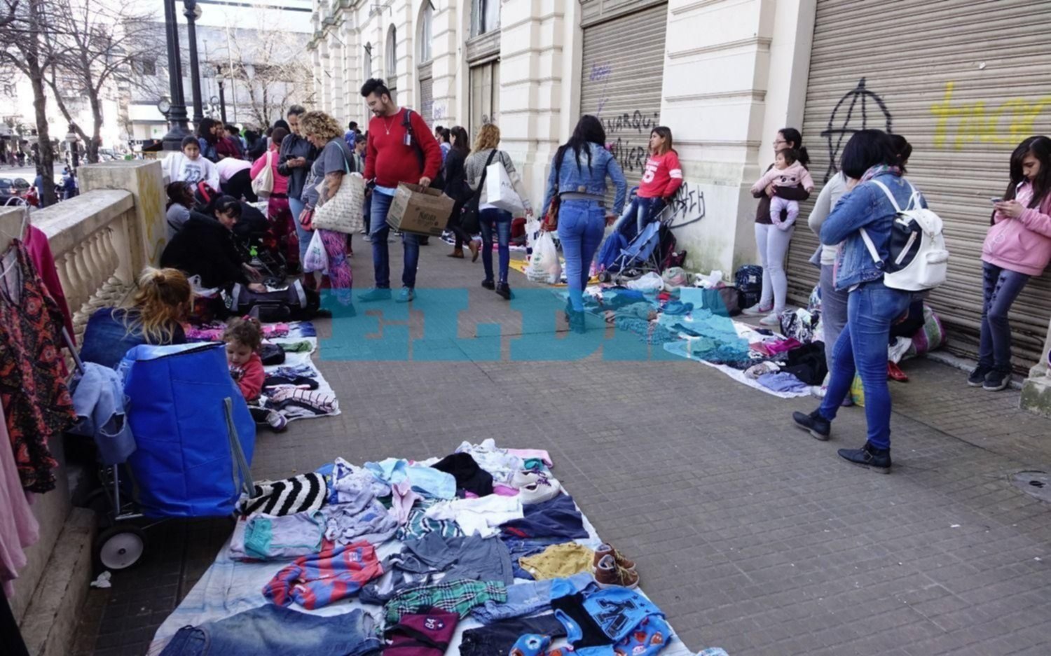 La venta ambulante se expande y llega al veredón del Pasaje Dardo Rocha