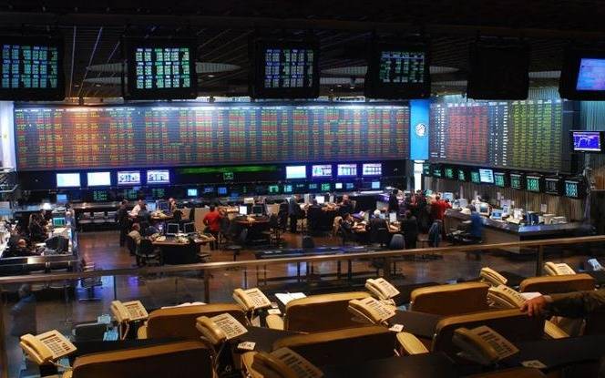 La bolsa terminó en alza y bajó el riesgo país