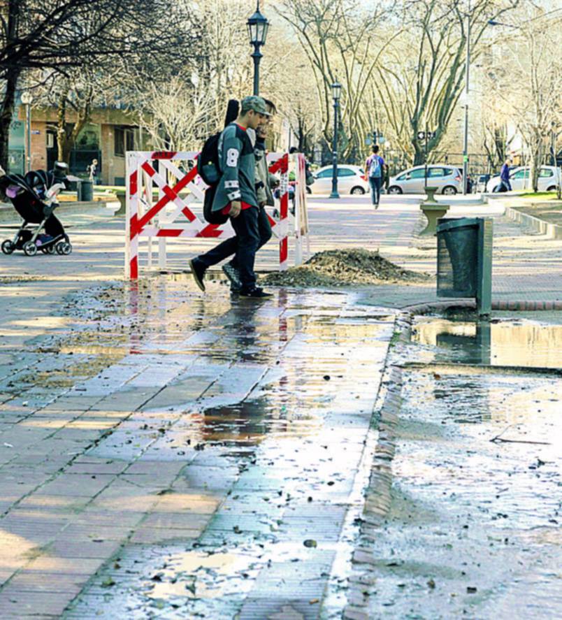 En el corazón de la plaza San Martín, una inmensa filtración que nadie arregla