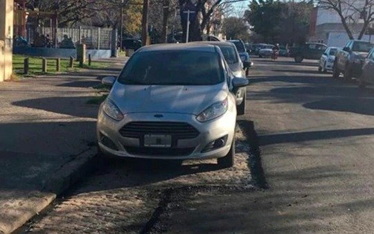 "Aunque usted no lo crea": conozca la calle que fue asfaltada con autos estacionados 