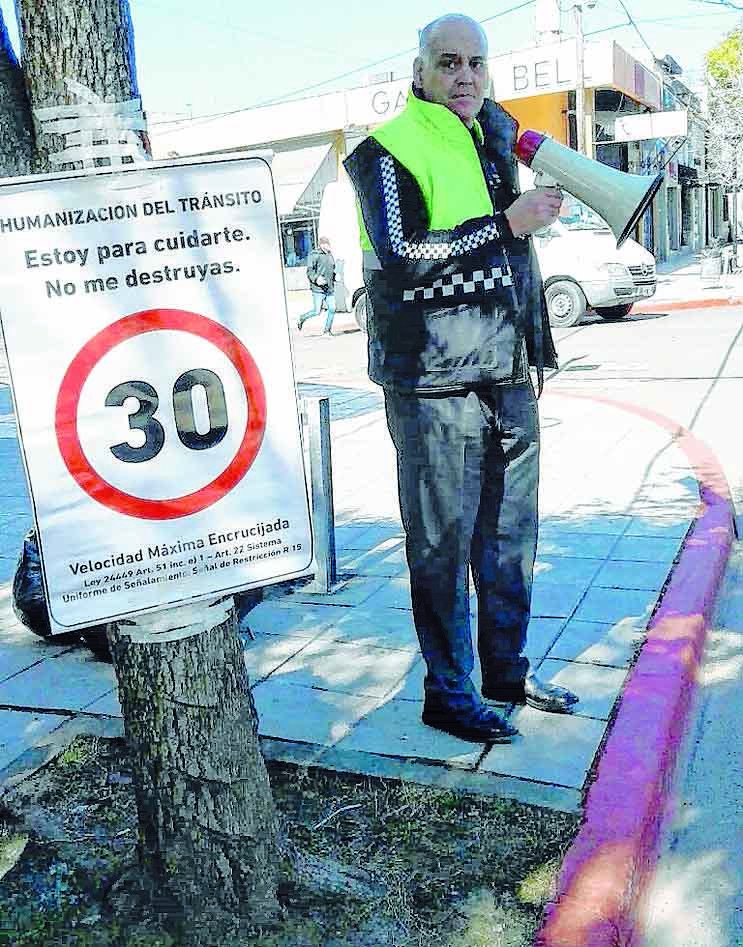 Llegó a City Bell el inspector del megáfono para poner un poco de orden en el tránsito