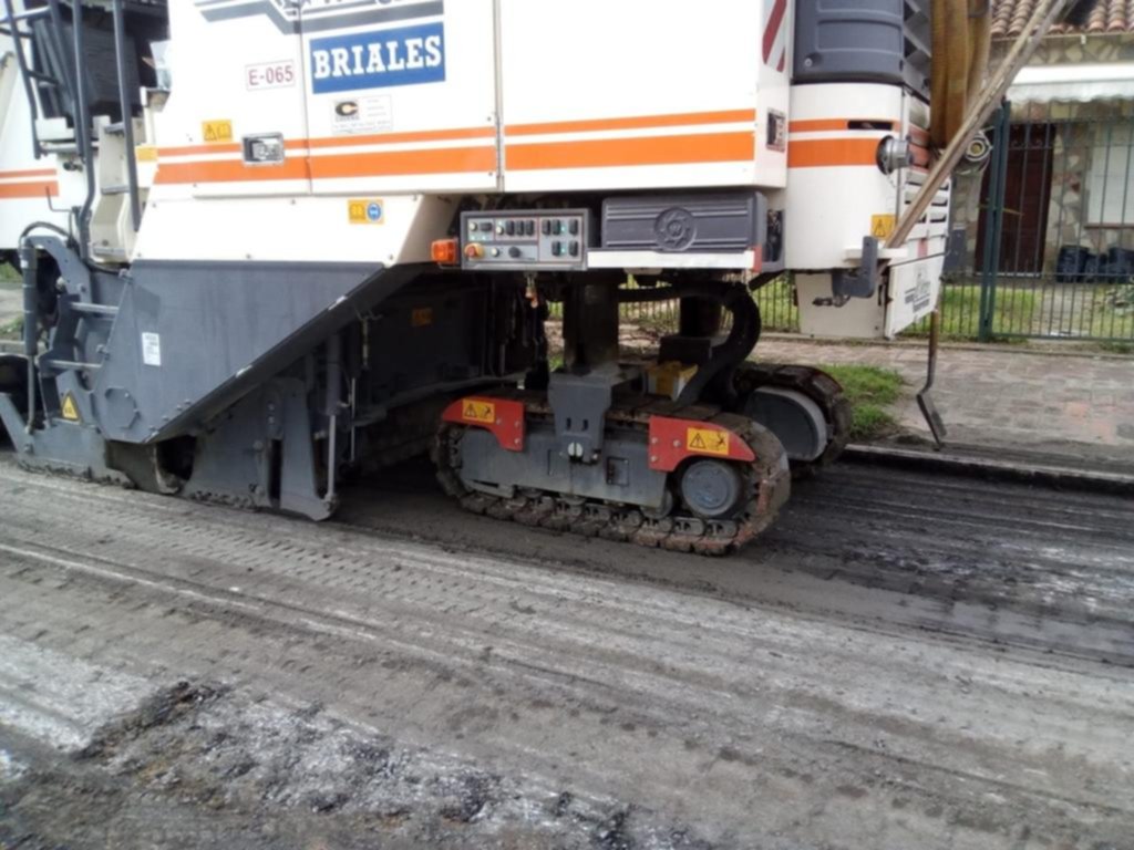 Pavimentan calles y encaran trabajos para mejorar un barrio lleno de reclamos