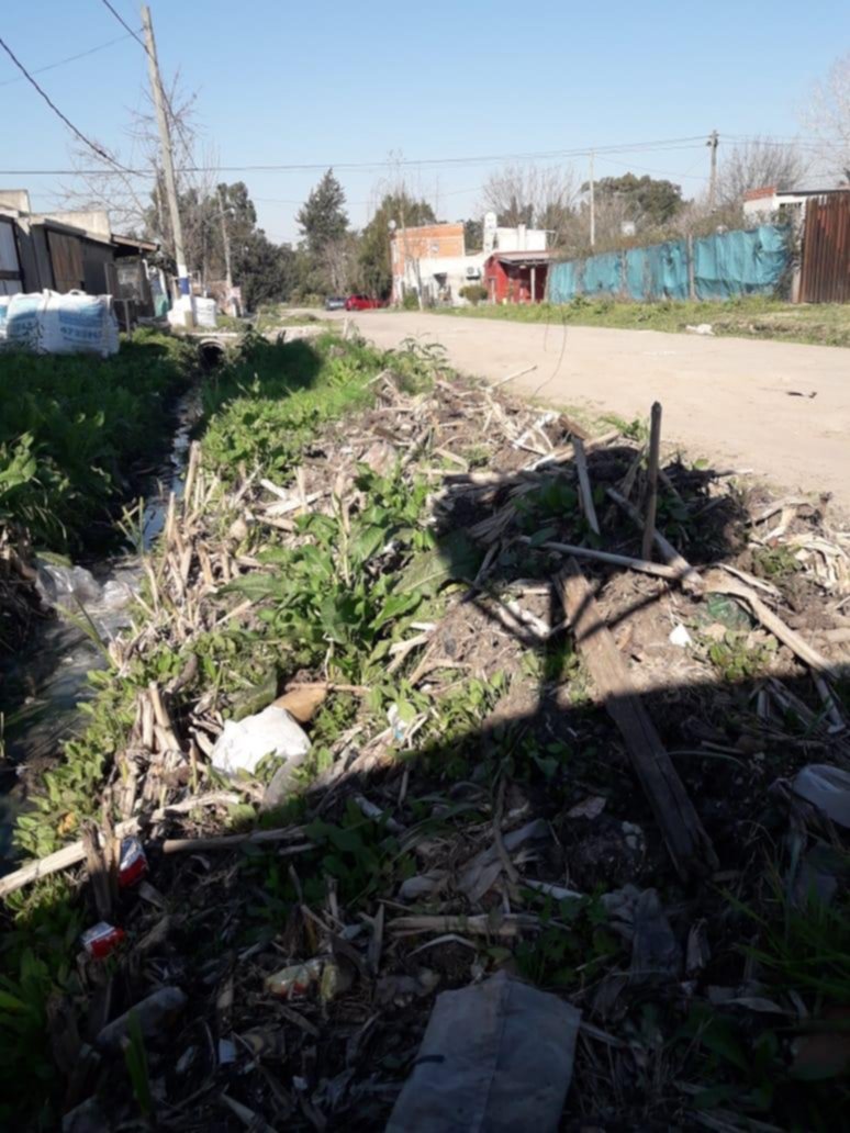 Los vecinos exigen que arreglen una calle en City Bell